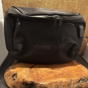 ALPAKA Bravo Sling Max, 8L RFID-Blocking Sling Laptop Bag (M)